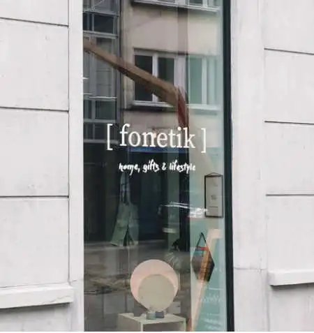 Etalageraam met het opschrift "[ fonetik ] home, gifts & lifestyle" en een ronde lamp